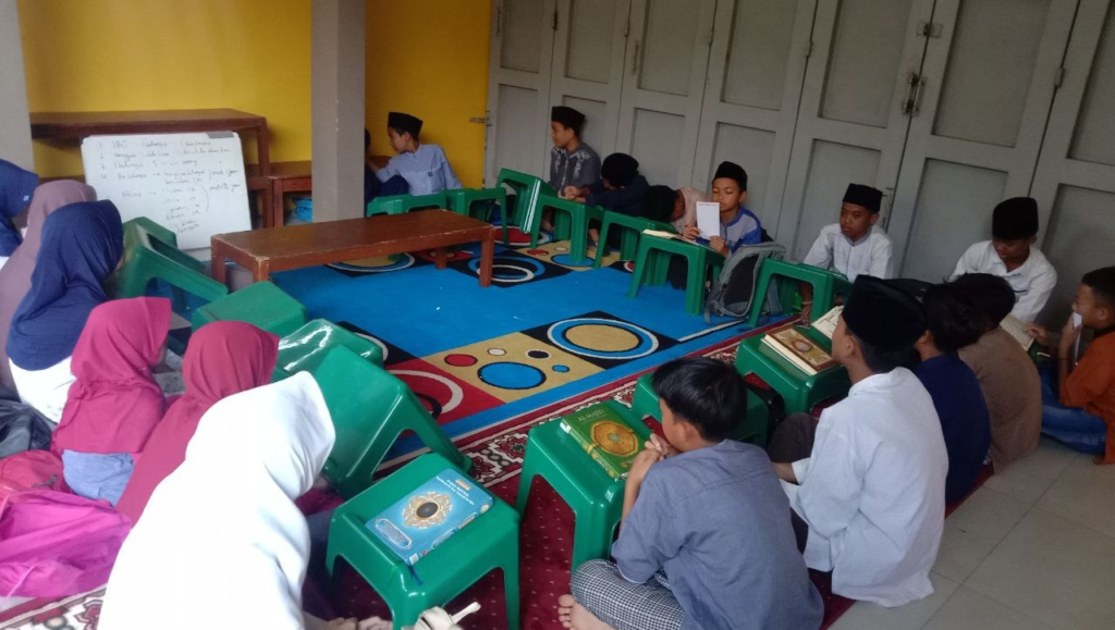 Memasuki Sesi Kedua Pembelajaran, Semangat Belajar Anak-Anak LKSA Al Hilal di Pondok Sementara