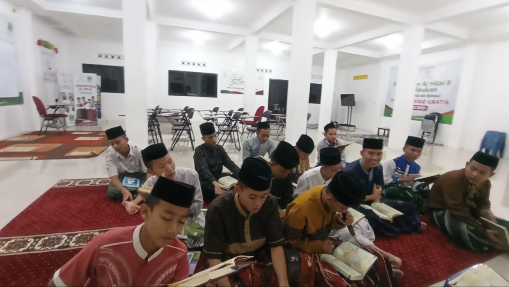 Memulai Kegiatan Belajar dengan Halaqoh Subuh, Anak-Anak Yatim Kelas 10 LKSA Al Hilal Kembali Melaksanakan Rutinitas Ini!