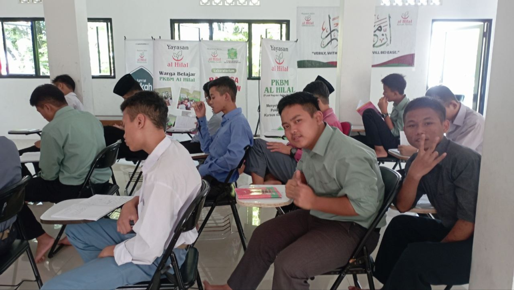 Penuh Semangat! Anak-Anak LKSA Al Hilal Menutup Kegiatan dengan Mahkamah Bahasa