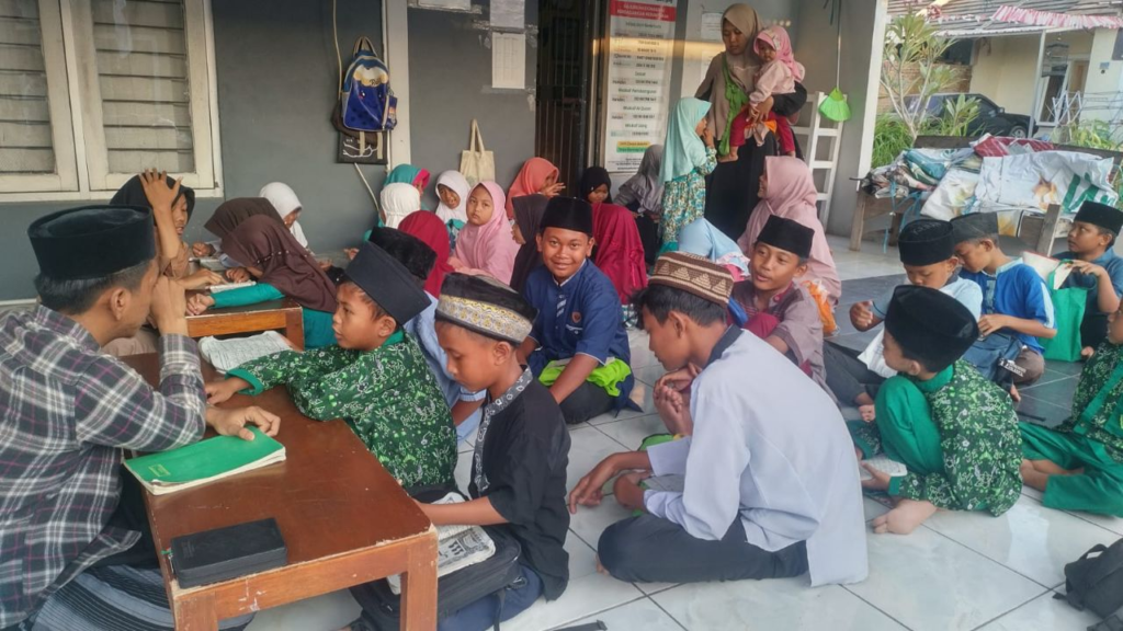 Anak-Anak LKSA Al Hilal Tetap Semangat dalam Rutinitas Belajar