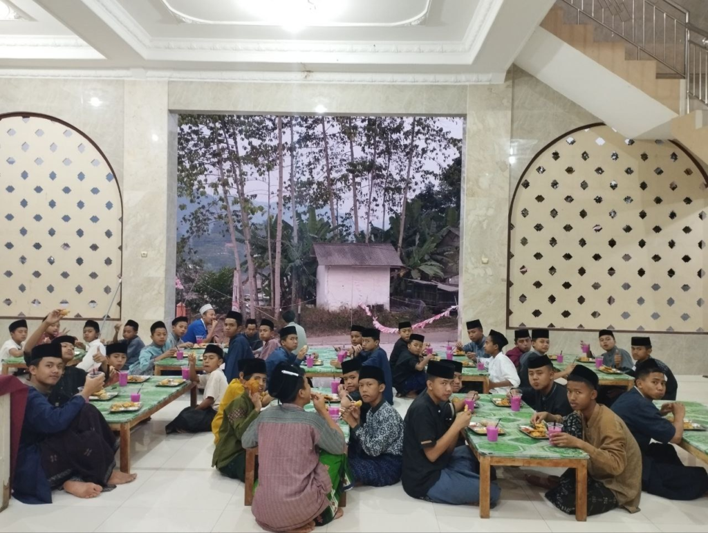 Semangat Berbagi Dalam Shaum Sunnah Senin, Anak-Anak Yatim dan Penghafal Quran LKSA Al Hilal Rayakan Hidangan Buka Puasa Bersama!