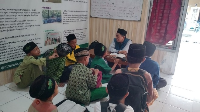 Semangat Melaksanakan Rutinitas Belajarnya, Yuk Intip Kegiatan Anak-Anak di LKSA Al Hilal!