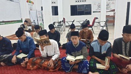 Belajar, Buka Puasa Bersama, Hingga Shalat Berjamah! Inilah Rutinitas di LKSA Al Hilal