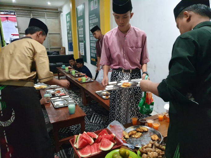 Hidangan Nikmat Kembali Hangatkan Kegiatan Buka Puasa Bersama Anak-Anak Yatim dan Penghafal Quran LKSA Al Hilal