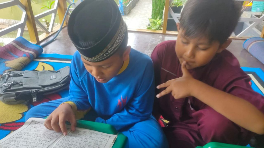Sesi Pembelajaran Pertama Kelas Iqro Anak-Anak LKSA Al Hilal