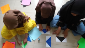 Belajar Membuat Tempat Pensil dari Kertas Origami Bersama Anak-Anak LKSA Al Hilal! Belajar Membuat Tempat Pensil dari Kertas Origami Bersama Anak-Anak LKSA Al Hilal!