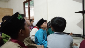Belajar Membuat Tempat Pensil dari Kertas Origami Bersama Anak-Anak LKSA Al Hilal!