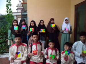 Belajar Membuat Tempat Pensil dari Kertas Origami Bersama Anak-Anak LKSA Al Hilal!