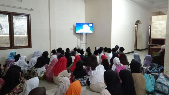 Belajar Membuat Tempat Pensil dari Kertas Origami Bersama Anak-Anak LKSA Al Hilal!