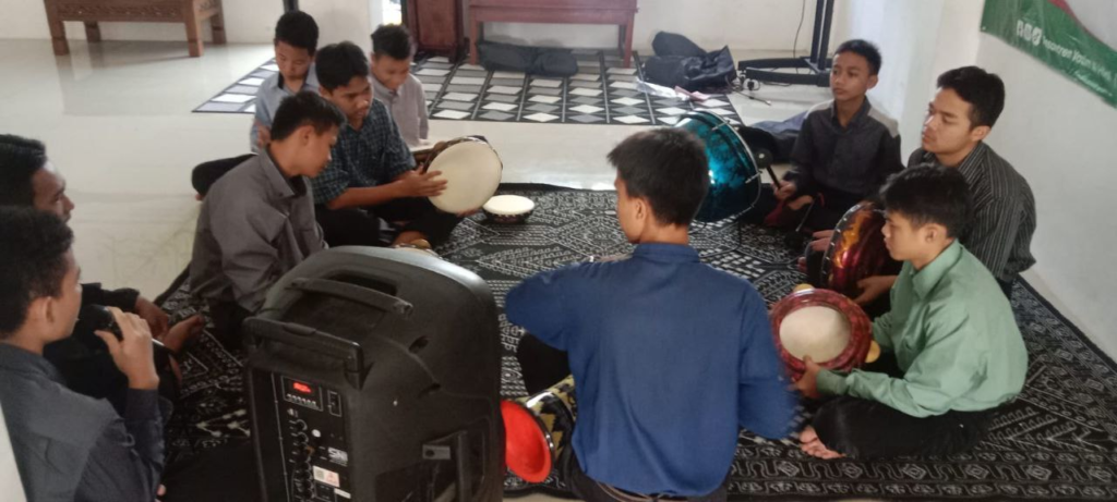 Ekstrakurikuler Hadroh Kembali Dilaksanakan Oleh Anak-Anak Yatim Kelas 10 LKSA Al Hilal