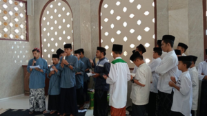 Lebih dari 100 Jamaah Hadir Dalam Kajian Bulanan LKSA Al Hilal Lebih dari 100 Jamaah Hadir Dalam Kajian Bulanan LKSA Al Hilal