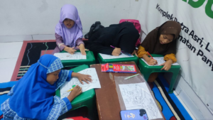 Mewarnai Lagi! Yuk Intip Rutinitas Belajar Anak-Anak LKSA Al Hilal