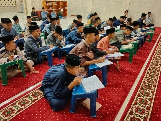 Rutinitas Pengajian Malam Senin Mengukuhkan Keimanan Anak-Anak Yatim LKSA Al Hilal