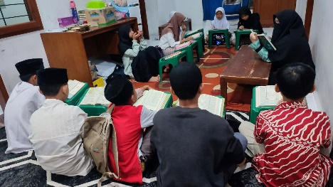 Anak-Anak LKSA Al Hilal Istiqomah Menutup Kegiatan Belajar dengan Menunaikan Shalat Berjamaah