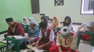 Suasana Kegiatan Belajar Mengajar Santri Pesantren Al Hilal 2 Cipadung Suasana Kegiatan Belajar Mengajar Santri Pesantren Al Hilal 2 Cipadung
