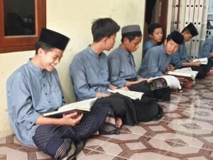 Menumbuhkan Minat Membaca Anak-Anak Melalui Program "Pojok Baca" Menumbuhkan Minat Membaca Anak-Anak Melalui Program "Pojok Baca"