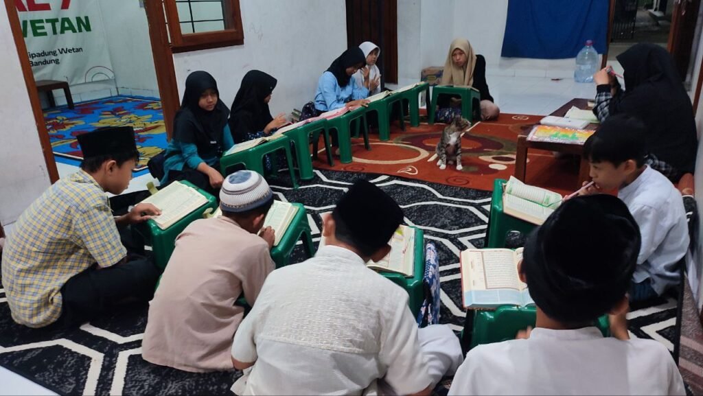 Bersama Guru Hebatnya, Inilah Potret Rutinitas Belajar Anak-Anak LKSA Al Hilal