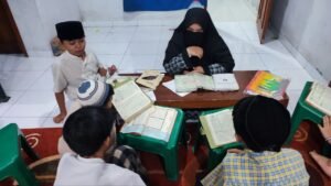 Bersama Guru Hebatnya, Inilah Potret Rutinitas Belajar Anak-Anak LKSA Al Hilal