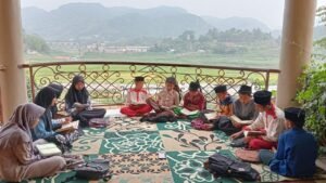 Dalam Suasana Syahdu dan Pemandangan yang Indah Yuk Intip Kegiatan Anak-Anak LKSA Al Hilal Bersama Pembimbingnya Dalam Suasana Syahdu dan Pemandangan yang Indah Yuk Intip Kegiatan Anak-Anak LKSA Al Hilal Bersama Pembimbingnya
