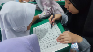 Kembali Mengisi Rutinitasnya di Pondok, Yuk Intip Kegiatan Belajar Santri Pesantren Al Hilal 7 Cipadung Wetan Kembali Mengisi Rutinitasnya di Pondok, Yuk Intip Kegiatan Belajar Santri Pesantren Al Hilal 7 Cipadung Wetan
