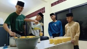 Panen Mangga! Yuk Intip Kegiatan Saat Membuat dan Menyiapkan Jus Mangga di LKSA