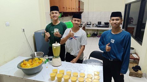 Panen Mangga! Yuk Intip Kegiatan Saat Membuat dan Menyiapkan Jus Mangga di LKSA