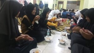 Suasana Hangat Buka Puasa Sunnah Anak Yatim dan Penghafal Al-Quran LKSA Al Hilal