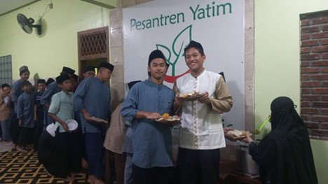 Suasana Hangat Buka Puasa Sunnah Anak Yatim dan Penghafal Al-Quran LKSA Al Hilal