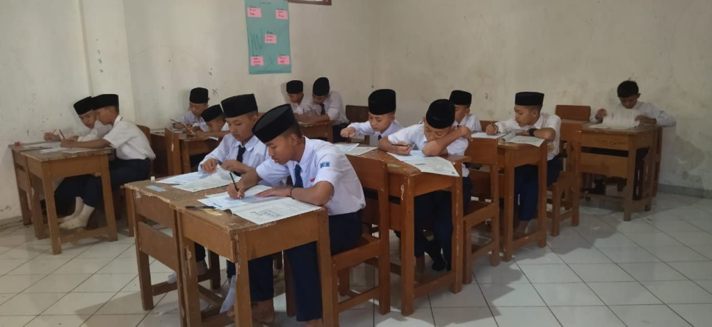 Suasana Ujian Sekolah Anak-Anak LKSA Al Hilal Hari Kedua
