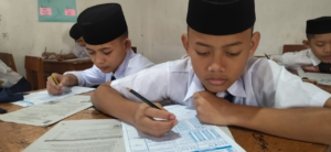 Suasana Ujian Sekolah Anak-Anak LKSA Al Hilal Hari Kedua