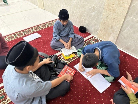 Maghrib Membuka Kelas Malam! Inilah Kegiatan Belajar Malam LKSA Al Hilal Cililin