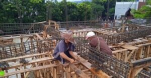 Pembuatan Papan Bekisting Untuk Balok Lantai 3 Masjid dan LKSA Al Hilal Cibiru Mulai Berjalan!