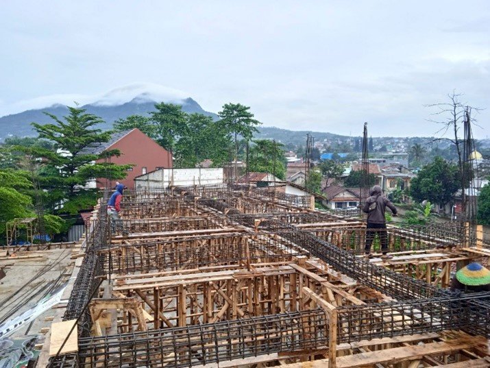 Pembuatan Papan Bekisting Untuk Balok Lantai 3 Masjid dan LKSA Al Hilal Cibiru Mulai Berjalan!