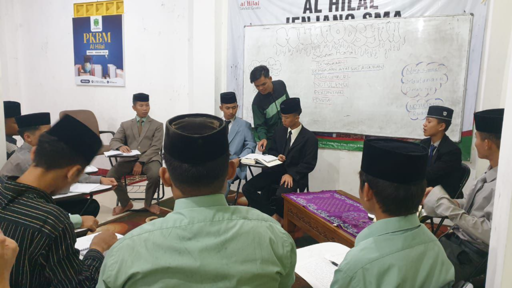 Intip Suasana Ketika Anak-Anak LKSA Al Hilal Panyileukan Berdiskusi Tentang Keutamaan Ilmu