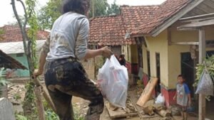 Komunitas Sahabat Al Hilal Sumedang Salurkan Bantuan Logistik Untuk Korban Banjir Komunitas Sahabat Al Hilal Sumedang Salurkan Bantuan Logistik Untuk Korban Banjir