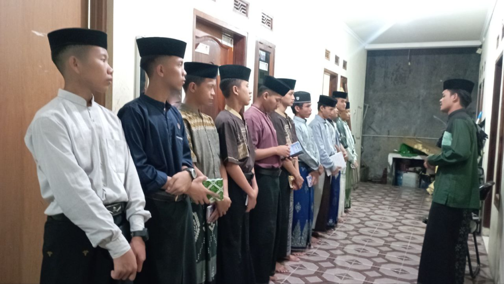 Membuka Hari Dengan Pembagian Kosakata Bahasa Ditutup Dengan Halaqah Quran