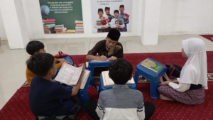 Membuka Hari Dengan Pembagian Kosakata Bahasa Ditutup Dengan Halaqah Quran