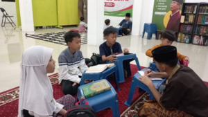 Membuka Hari Dengan Pembagian Kosakata Bahasa Ditutup Dengan Halaqah Quran