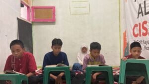 Menutup Kegiatan dengan Shalat Berjamaah Inilah Aktivitas Anak-Anak di 2 LKSA Al Hilal