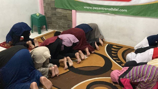 Menutup Kegiatan dengan Shalat Berjamaah Inilah Aktivitas Anak-Anak di 2 LKSA Al Hilal