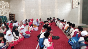 Rutin Dilaksanakan di Masjid Marwah! Yuk Intip Kegiatan Pembiasaan Anak LKSA Al Hilal Cililin Sebelum Memulai Kegiatan Belajarnya