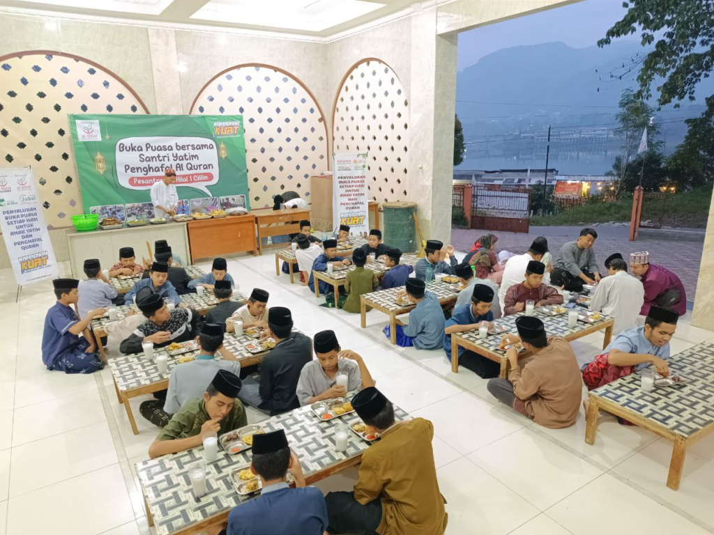 Hangatnya Buka Puasa Bersama Kembali Dirasakan Anak Yatim Penghafal Quran LKSA Al Hilal Cililin