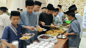 Hangatnya Buka Puasa Bersama Kembali Dirasakan Anak Yatim Penghafal Quran LKSA Al Hilal Cililin