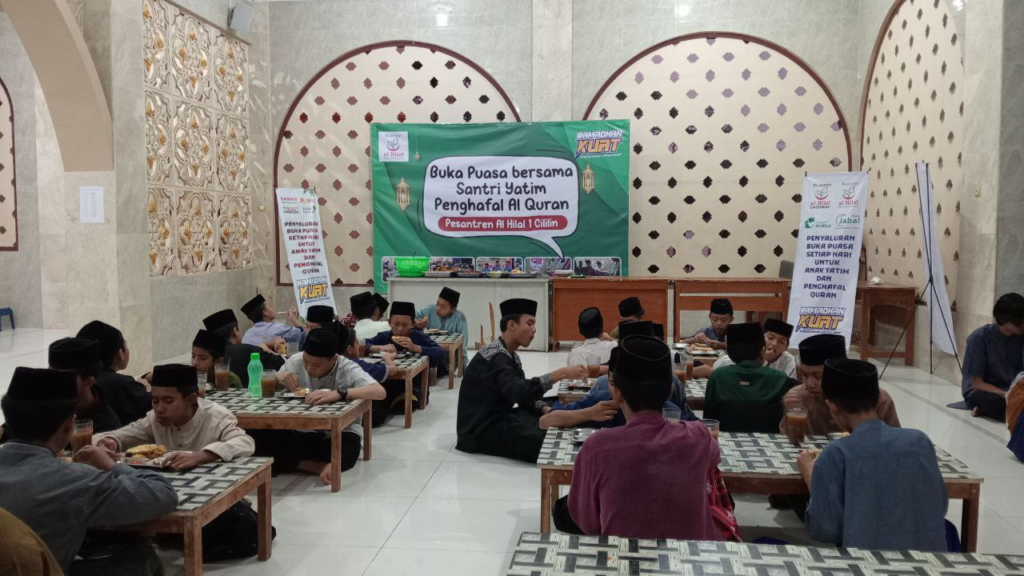Hangatnya Suasana Buka Bersama Puasa Hari Ke-10 Ramadhan Anak-Anak LKSA Al Hilal 1 & 3