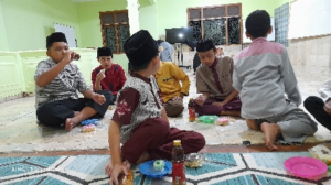 Hangatnya Suasana Buka Bersama Puasa Hari Ke-10 Ramadhan Anak-Anak LKSA Al Hilal 1 & 3