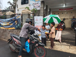 Semangat Dulu, Semangat Lagi, Semangat Terus Berbagi Takjil Gratis Bersama Anak-Anak LKSA Al Hilal Semangat Dulu, Semangat Lagi, Semangat Terus Berbagi Takjil Gratis Bersama Anak-Anak LKSA Al Hilal