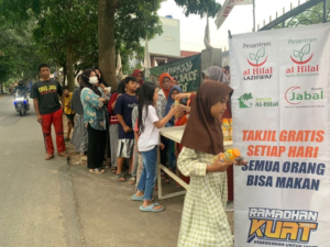 Semangat Dulu, Semangat Lagi, Semangat Terus Berbagi Takjil Gratis Bersama Anak-Anak LKSA Al Hilal