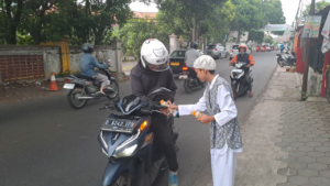 Semangat Dulu, Semangat Lagi, Semangat Terus Berbagi Takjil Gratis Bersama Anak-Anak LKSA Al Hilal