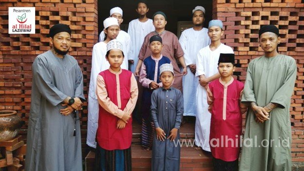 Ditengah Keterbatasan, Al Quran Hadir Untuk Saudara Muslim di Rumah Tuli Jatiwangi dan Komunitas Hijrah Majalengka