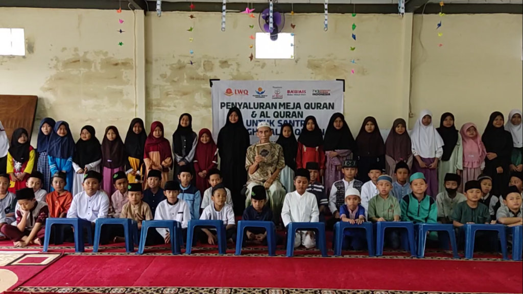 Quran dan Meja Quran Disalurkan di Pesantren Miftahul Hidayah